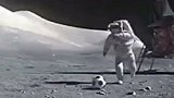 没有地球引力踢足球是怎样一种体验？月球上实测 门将哭了