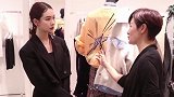 戚薇荷塘月色妆美丽明艳，中式衬衫搭配扇子发饰，美若画中人