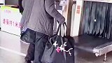 老人第一次过安检，误把安检传输带当通道