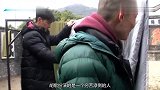 胡歌打扮成环卫工人上街，不料被中年男子拦下，胡歌的反应太搞笑