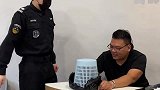 保安：给大家表演一个，手拍小强