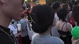 男生趁女友不注意偷喝