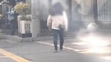 这是小哥还是小姐姐暂时称他为待着假发的成龙吧
