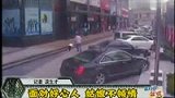 年轻女子闹市爬行 只因未给男友买到礼物-7月5日