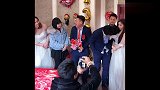迎亲现场，伴郎和伴娘一起做游戏，没想到最后竟然闹成这样！