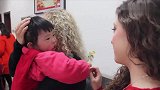 养父母用视频记录中国女孩的收养过程，被遗弃的她如获新生