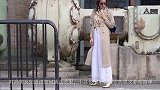 金色细高跟短靴，长裤搭配大衣，穿出气质美