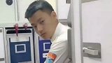 登机后手机未关机时，纷纷向顾客投来杀人的目光