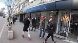 街头恶作剧，假扮成假人恶搞路人，美女被吓得大叫起来