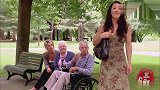 国外搞笑系列，坐轮椅的老汉搭讪成功，抱得美人归