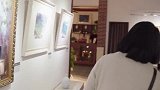 美女在画展上看到一幅画，当场情绪失控潸然泪下
