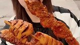 刮这么大风，小姐姐你还这样吃辣串，就不怕肚子不舒服吗