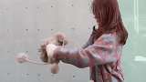 姑娘戴帽子都这么皮