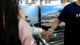 从小就有领导范儿，1岁的宝宝见人就握手，真是服了！