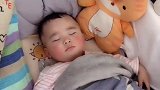 小宝宝躺在床上睡着了，这睡姿真是太可爱了,真想上去亲一口！