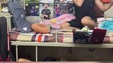 小伙自制神器偷吃室友西瓜，被对床室友逮个正着