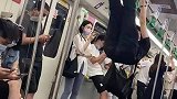 地铁车厢内诡异一幕，男子将自己挂在扶手上