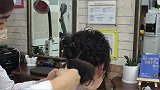 女人过了40发型这样剪，蓬松有气质，时尚显年轻