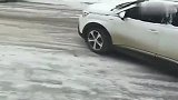 冰雪路面各种溜车集合，看看真正老司机是如何应对的