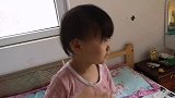 宝宝守在门口等爸爸回家，本来暖心的一幕，不料剧情反转太扎心了