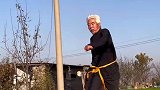65岁大爷为哄96岁母亲开心，重拾年轻时练过的杂技