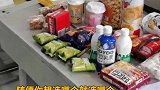 乡村老师为鼓励同学，考试后奖励同学们小零食