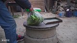 阿远做葱爆羊肉，焯完水后再爆炒，两盒羊肉配上养生醋，舒坦了