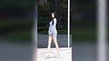 美女街拍：紧身包臀裙魅惑动人，身材曲线完美！