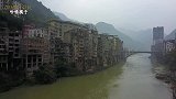 航拍云南最窄的一个县城，被夹在峡谷与河流之间，看着太惊险了