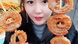 猪皮卷串串我还是第一次见，城里的小姐姐吃的东西就是洋气