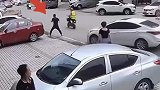油门当刹车，小伙捡条命