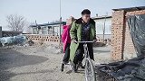 二货骑自行车和豪车狭路相逢，停路边拼空调，这也太拼了