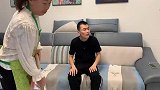 丈夫每次一出差，保姆就请病假，妻子好心去她家看望，进门发火了