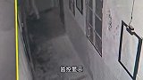 男子玩密室猥亵“女鬼”，跟队友嬉笑不道歉，女生哭半宿崩溃曝光