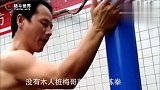 大叔练习咏春和路灯对打20年，已经能把纸打穿了！