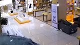 女子倒车失误破窗而入