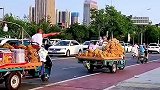 卖榴莲的商贩呛起来，互相斗气往河里扔榴莲