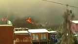 智利大火超120栋房屋被毁 居民扛彩电冰箱紧急撤离