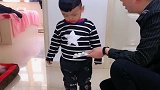 别的狗都去看门守家，这只哈士奇竟搂着小母狗睡懒觉
