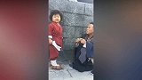 4岁萌娃李欣蕊跟宋小宝玩的不亦乐乎，真是好玩