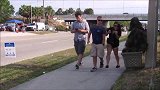 街头恶搞，假扮草人专门吓路人，被吓的路人非常尴尬