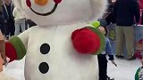 网友在商场拍下一只会用鼻子打枪的小雪人，小时候被人用鼻子指着骂