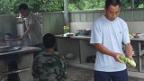 小伙二叔蒸饭遇到点小麻烦，正在烧火的幺叔一出手，立马就解决了