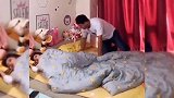 搞笑视频：专治不开心，看他这样操作，牛，我看到肚子都笑痛了
