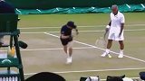 网球场上调戏球童 两人毫无默契