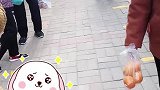 女子看病钱被骗，在街头嚎啕大哭，好心大姐伸出援手相助