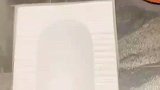 女子商场上厕所，按一下冲水冒烟了