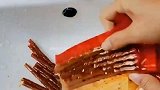 用辣条来招待朋友的搞笑操作！