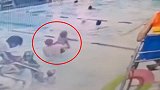 男孩游泳池内被教练连续猛摔 教练：动作虽大但没有伤害