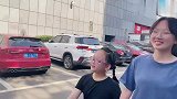 两姐妹急着要住新房，看完装修风格后，姐妹俩会满意吗？